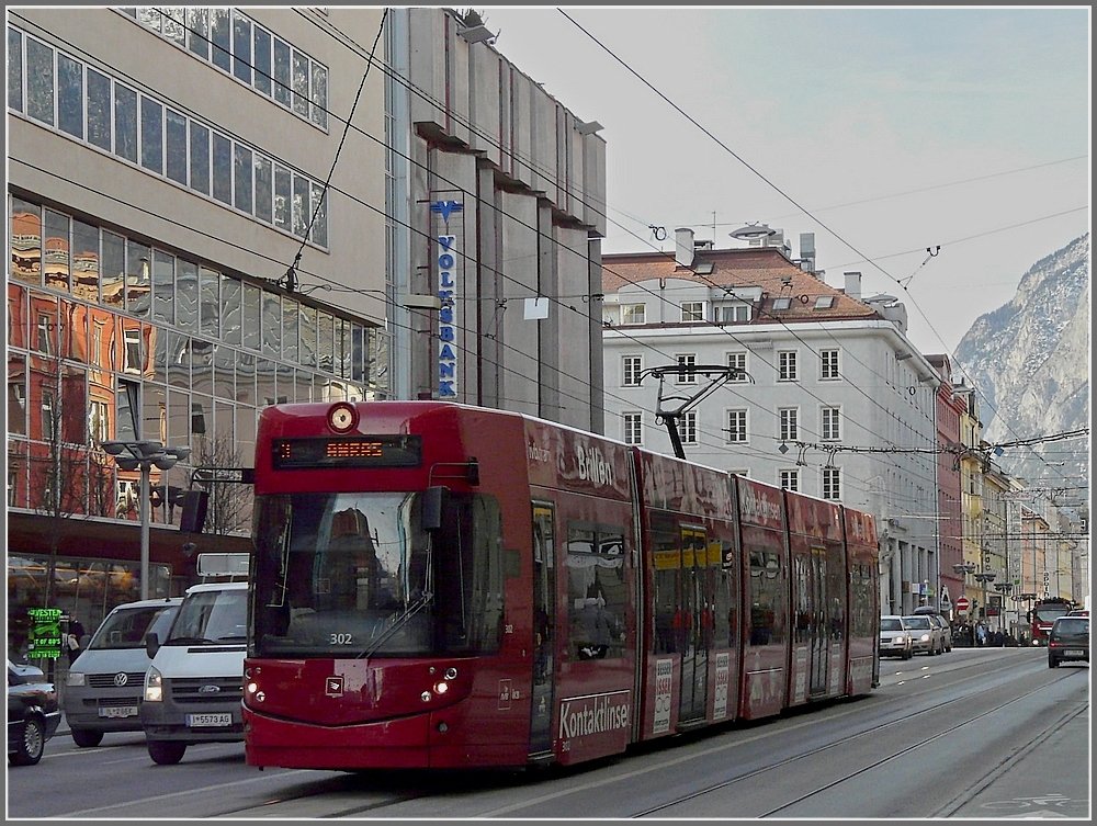 Der Staenbahnwagen 302 durchfhrt am 22.12.09 die Museumsstrae in Innsbruck. (Jeanny)