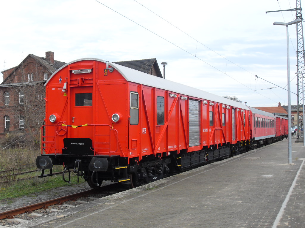 Der Stendaler Hilfszug steht und steht immer am selben Platz.
Der erste Wagen wurde am 15.11.2010 von der V100 (203 306)dazugestellt.
jetzt sind es 4 Hilfszugwagen. 