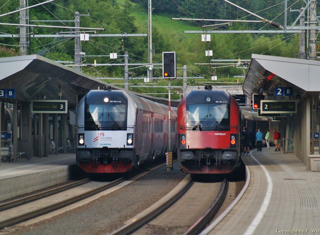 Der Steuerwagen 80-90.749 des BB-Werberailjet neben dem  normalen  Railjet-Steuerwagen 80-90.717 am 31.07.12 in St. Anton am Arlberg.