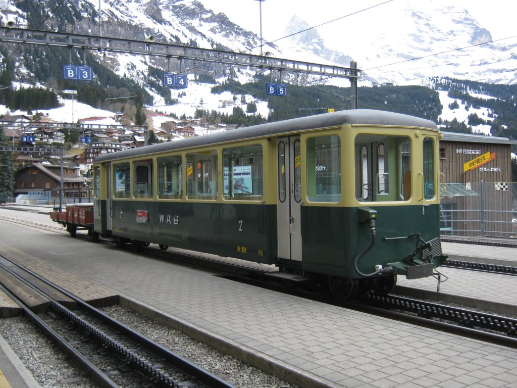Der Steuerwagen Bt 262 des Pendels 102 wurde in Wengen stehen gelassen, damit der Triebwagen, infolge des Fhnsturms, alleine nach Kleine Scheidegg fahren konnte, 15.03.2011.