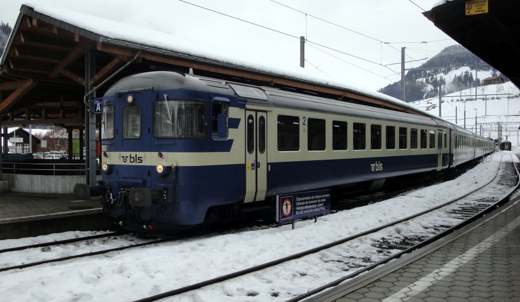 Der Steuerwagen Bt 50 85 80-35 953-9 wartet am 18.12.12 in Zweisimmen auf die Abfahrt nach Interlaken Ost.