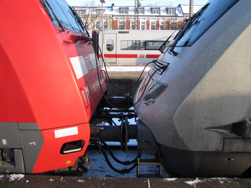 Der Steuerwagen des ehem. Metropolitan (MET) hat im Zuglauf seit 2009 keine Funktion mehr, da er fr maximale Power mit den 11 Wagen seither auf der Relation Hamburg - Berlin je von einer 101 geschoben und gezogen wird. Hier steht der Zug als ICE 1105 in Hamburg zur Abfahrt bereit (04.12.2010).