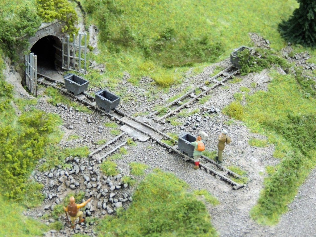 Der stillgelegte Stollen interessiert nicht nur Wanderer.Motiv der Holle-Modellbahn in Hessisch-Lichtenau, aufgenommen am 23.12.2012.