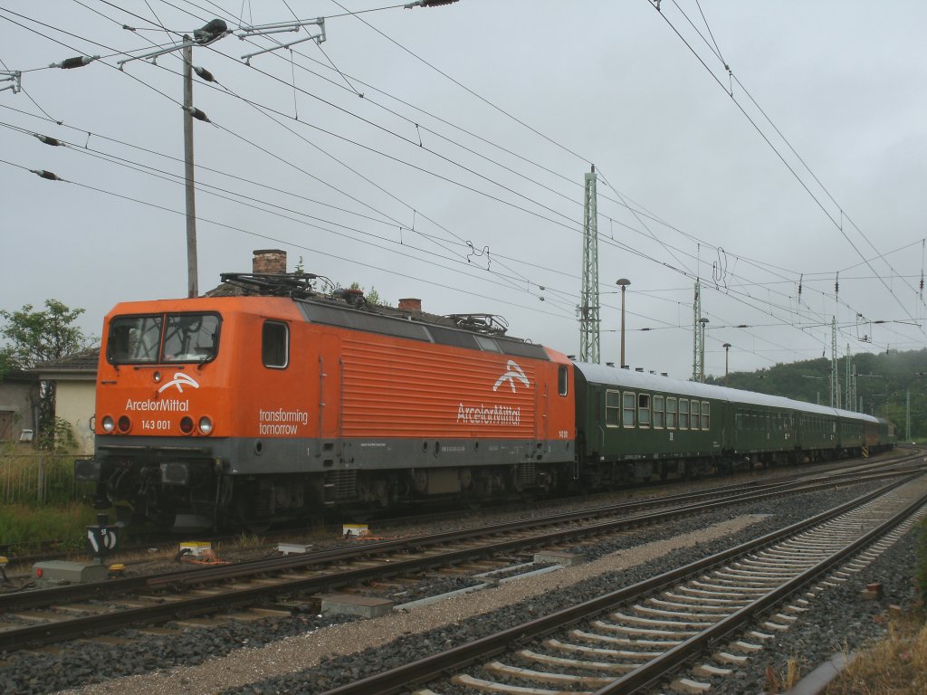 Der Strtebekersonderzug organisert vom Lausitzer Dampflokclub mit der EKO Trans 143 001 abgestellt am 07.Juli 2012 in Bergen/Rgen.