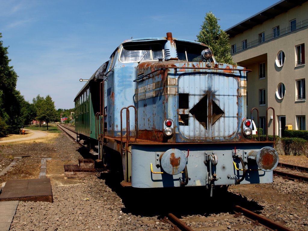 Der Stolz der Eisenbahnfreunde Grenzland steht in Walheim bei Aachen auf den Gleisen der Vennbahn. Eine Henschel DH 240 - 29197, Baujahr 1956, seit anfang 2010 in Besitz der EFG und ein Umbauwagen B3yg - 89 531. Die Lok tat ihren Dienst beim Mannesmannrhren-Werk in Remscheid und spter bei der Firma PACTON Eisenbahnservice und Spezialtransporte. Der Wagen wurde 1977 bei der Deutschen Bundesbahn ausgemustert und ein Jahr spter auf dem Schulhof der Roda Schule in Herzogenrath, wo er ber 30 Jahre als Pausencaf diente abgestellt. Beide Fahrzeuge mssen natrlich noch optisch aufgearbeitet werden, die Fristen sind abgelaufen, aber sie sind funktionstchtig und rollfhig. 