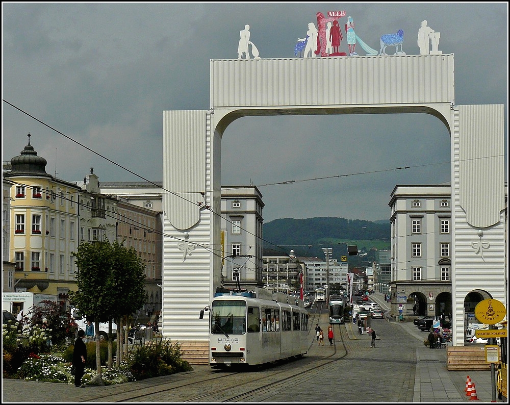 Der Straenbahnwagen N 53 hat am 14.09.2010 die Haltestelle Hauptplatz in Linz soeben verlassen und fhrt nun in Richtung Altstadt. (Hans)