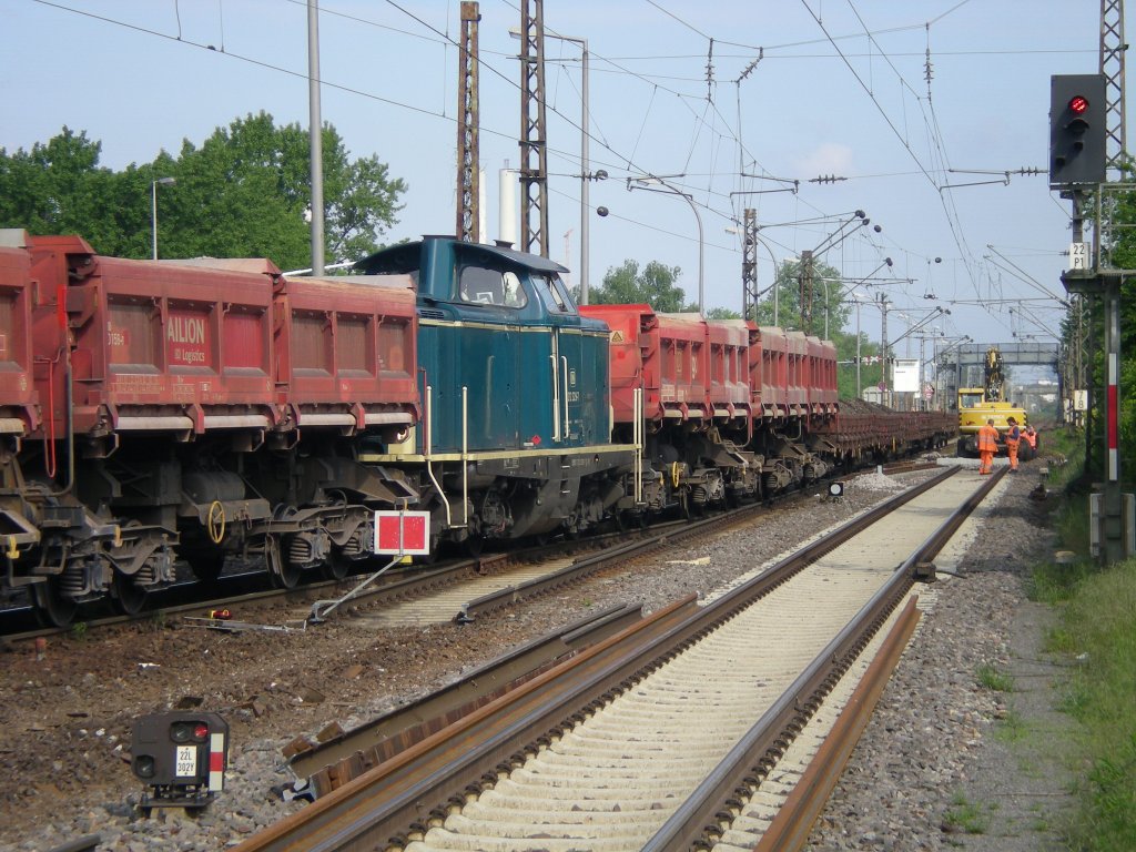 Der Streckenabschnitt Mannheim - Schwetzingen wird momentan erneuert. Gleis 2 in Mannheim-Rheinau ist daher abgebaut. 212 329-7 mit einem Bauzug am 16.05.2010 um 10:00 Uhr im Bahnhof Rheinau. 