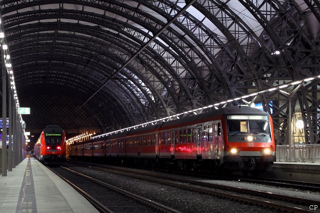 Der  Striezelmarktexpress  steht am 5.12.2009 in Dresden zur Rckfahrt nach Berlin Hbf bereit. Geschoben wird er von einer 112. Links steht die S-1 nach Bad Schandau bereit.