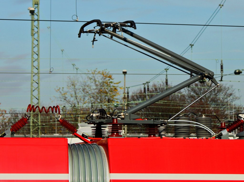 Der Stromabnehmer eines Bombardier Talent 2 (Hamsterbacke), gesehen am 22.11.2011 am Aachener Hbf an 442 750.