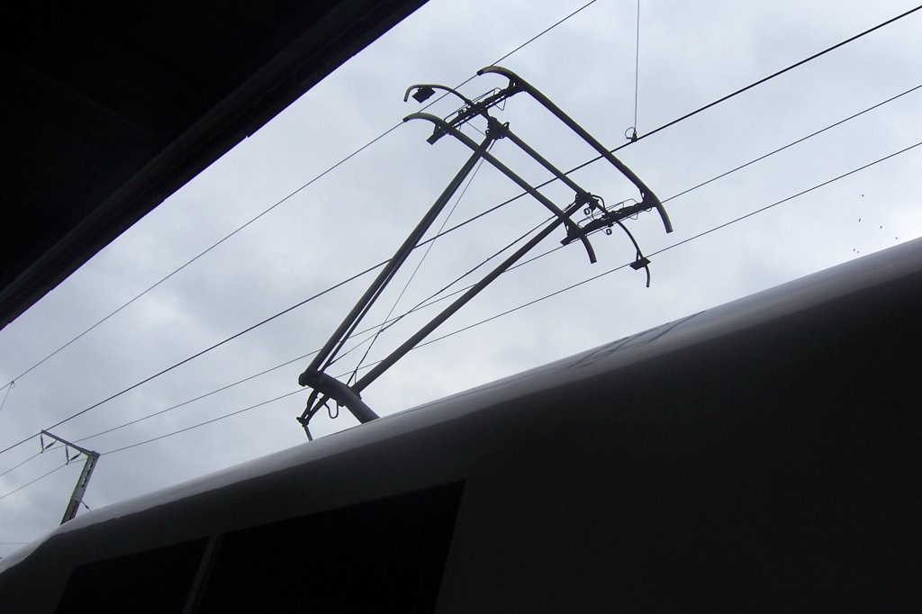 Der Stromabnehmer eines ICE 2 Triebkopfes am 03.11.10 in Wrzburg Hbf.