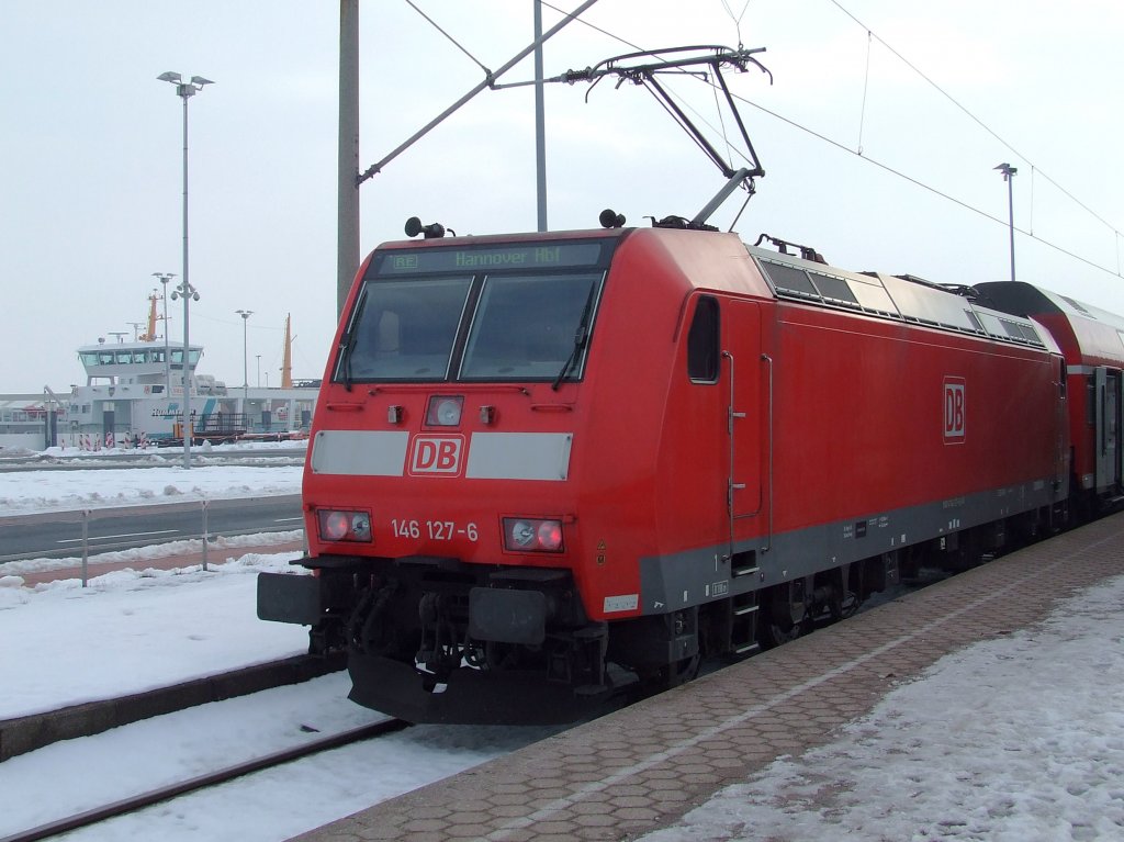 Der Stumpfgleis-Bahnhof Norddeich Mole am 06.02.2010 mit einem Schiff im Hintergrund und einer 146.1 mit einem RE im Vordergrund.