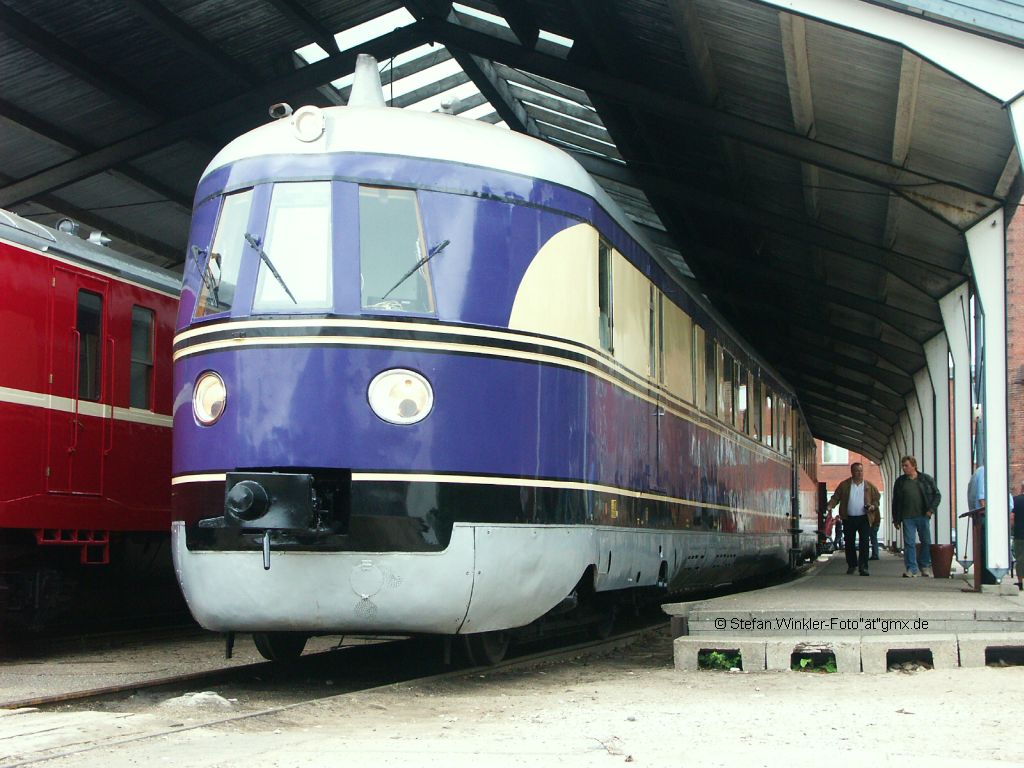Der SVT 137.225 machte im August 2010 einen Ausflug auf die Insel Fyn in D�nemark. Er zeigte sich im Eisenbahnmuseum Odense und rangierte dort sogar mit eigener Kraft. Privatgleise machen manches m�glich...