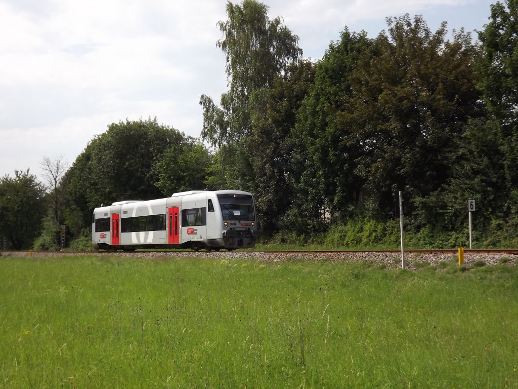 Der SWEG-Leihtriebwagen der Mitteldeutschen Regiobahn (MRB) VT 004 war am 27.07.2012 auf der Achertalbahn (KBS 717) als SWE 71732 unterwegs, als ich ihn kurz vor dem Bahnhof Kappelrodeck ablichtete.