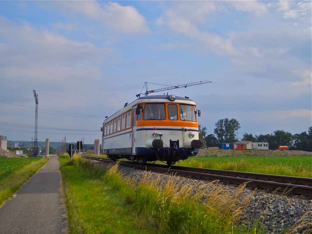 Der SWEG Schienenbus bei Gottenheim (Sonderfahrt), als Ersatz fr zwei circa 40Jahre jngeren SWEG Zge, die in Gottenheim liegen geblieben sind. Am Mittwoch Morgen 8 Uhr.