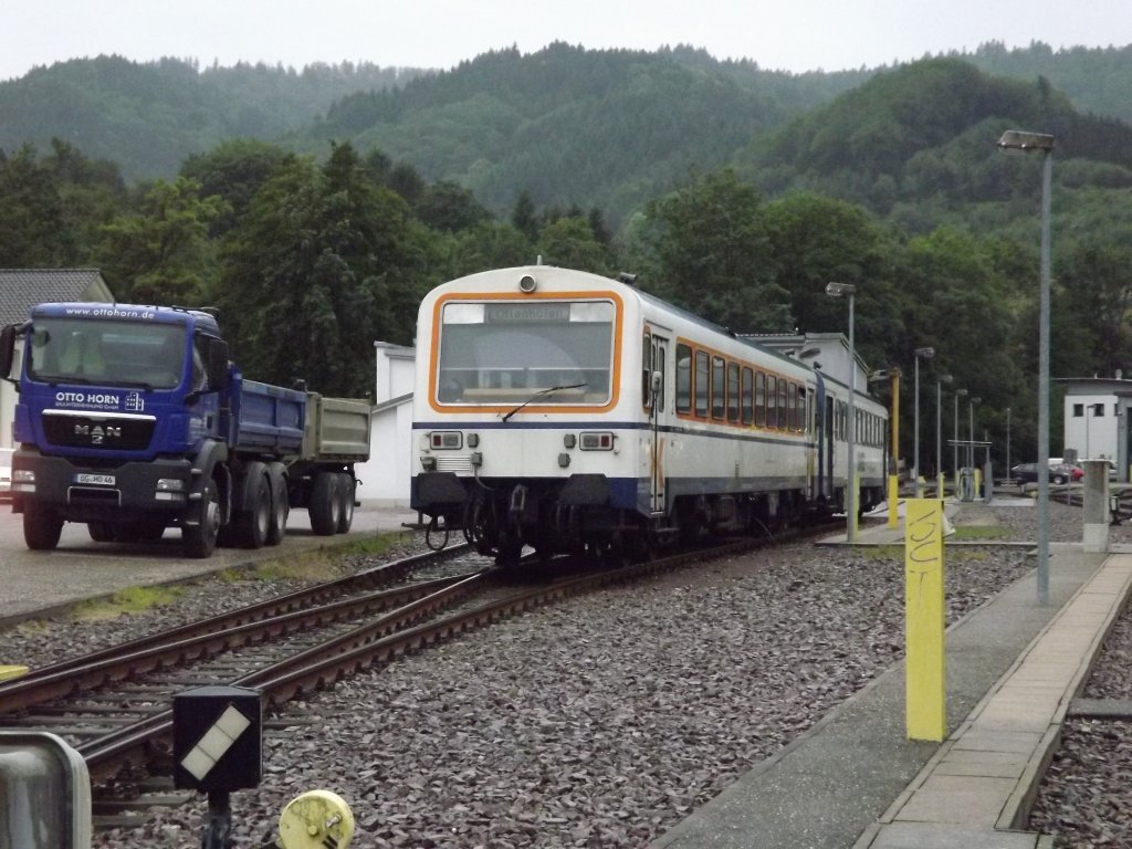 Der SWEG VT 125 und der SWEG VS 200 der Achertalbahn stehen am Abend des 13.07.12 in Ihrem Heimat-Bw Ottenhfen im Schwarzwald abgestellt.Der letzte Zug des Tages wurde von einem Regio-Shuttle gefahren.