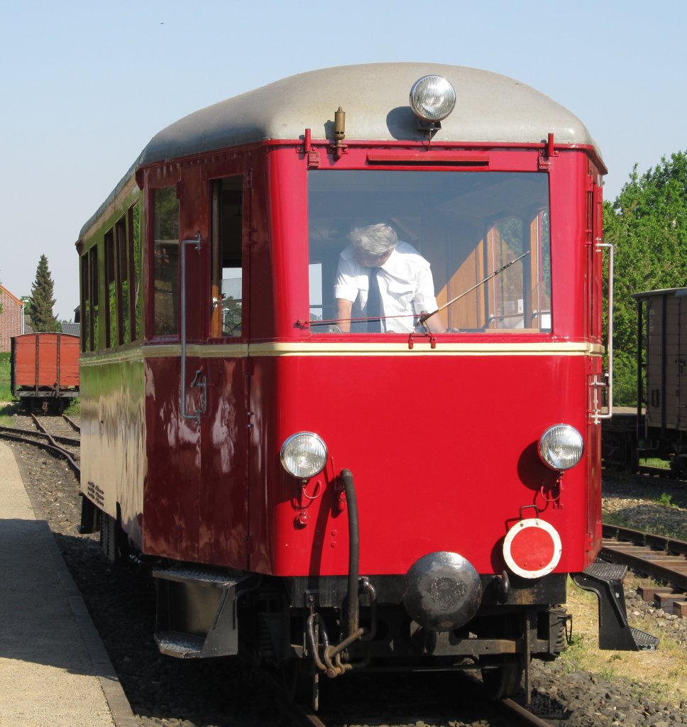 Der T13 wartet f�r die letzte Fahrt des Tages auf neue Fahrg�ste. 25.4.2011.