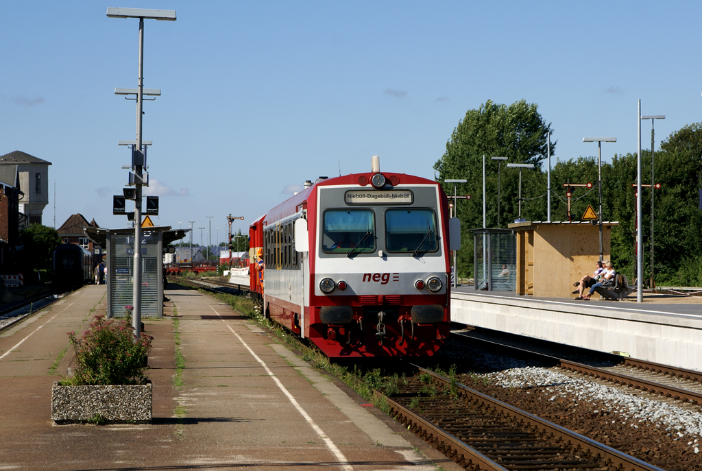 Der T4 der NEG  rangiert am 27.07.2010 mit HW 1 im Bahnhof von Niebll.