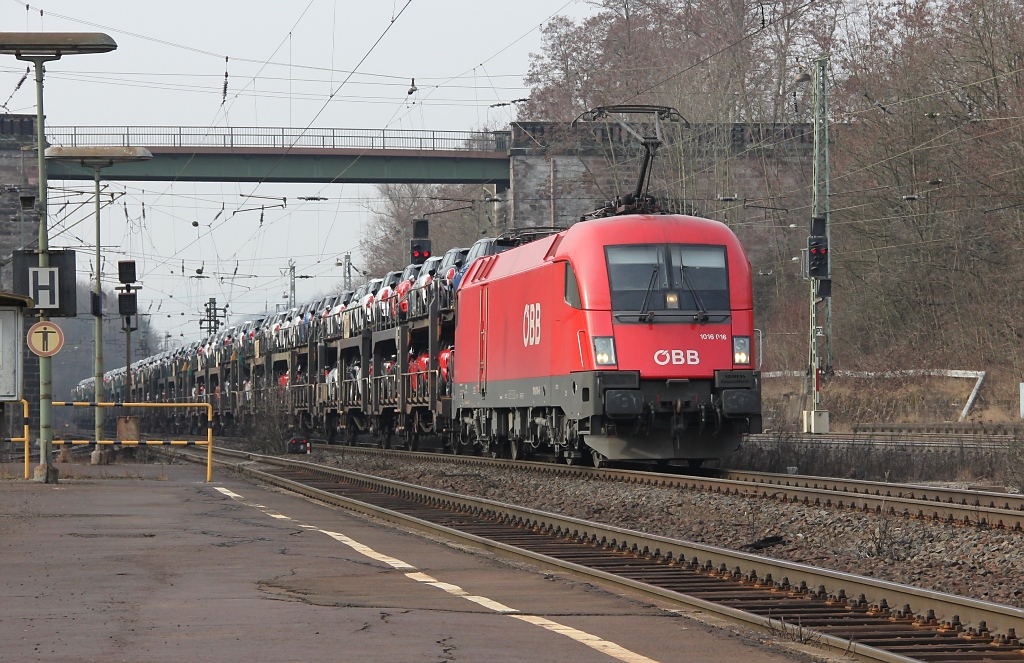 Der tgliche  Mini-Zug  war am 07.03.2012 wieder mit 1016 016 bespannt. Hier auf der Fahrt gen Norden durch Eichenberg.