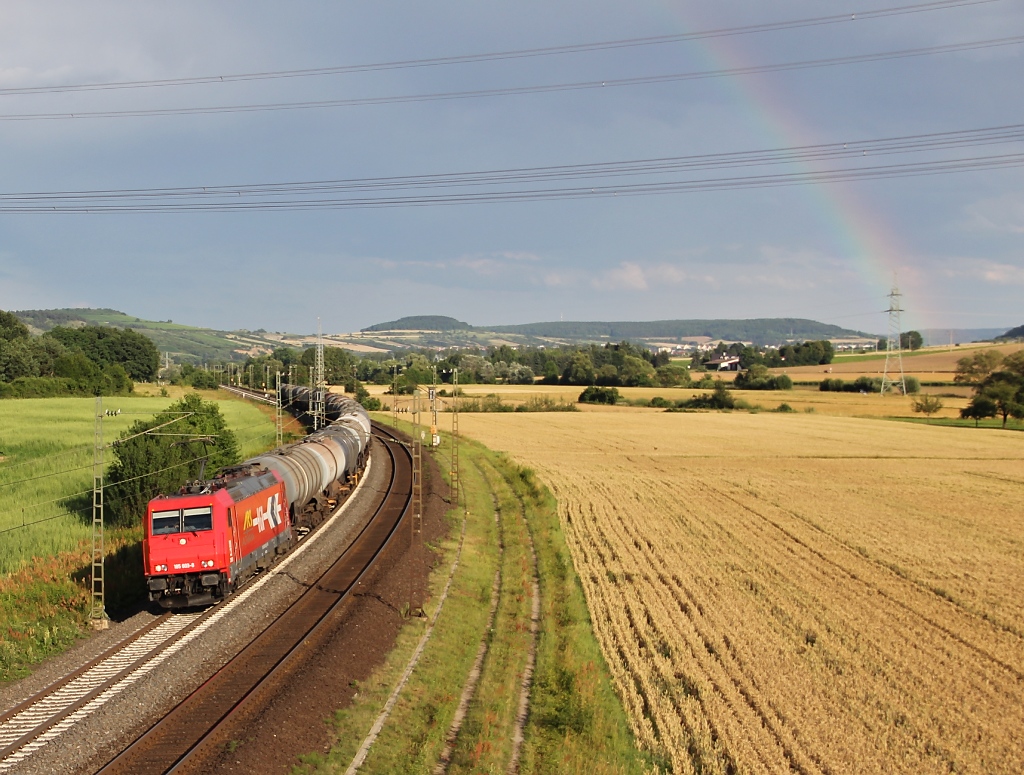 Der Tag im Maintal neigt sich dem Ende. Abschiedsbilder von der Brcke bei Harrbach. Hier 185 603-8 mit Kesselwagenzug in Fahrtrichtung Norden. Aufgenommen am 10.07.2012.