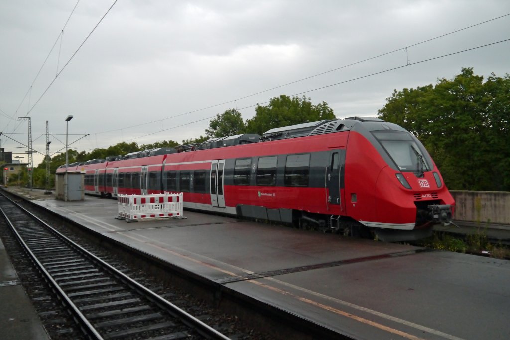 Der Talent II 442 252/752 steht auf einem Abstellgleis im Stuttgarter Hbf. Der Triebzug war noch nicht im Fahrgasteinsatz; alle Sitze sind noch in Folien verpackt. Grund fr die Fahrt nach Stuttgart sind wahrscheinlich Messfahrten, denn alle Sitze und der Boden sind mit Sandscken belegt, die das zustzliche Gewicht von Fahrgsten simulieren sollen. Merkwrdigerweise werden immer wieder die Lokfhrer-Tren komplett in grau lackiert, was nicht so ganz zum Farbschema passt. (25.09.12)

