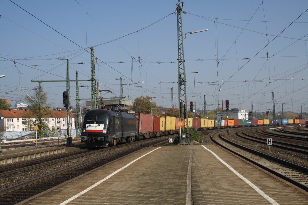 Der Taurus 182 071-0 von MRCE durchfhrt am 13.10.2010 mit einem Containerzug den Bahnhof Ansbach in Richtung Wrzburg.