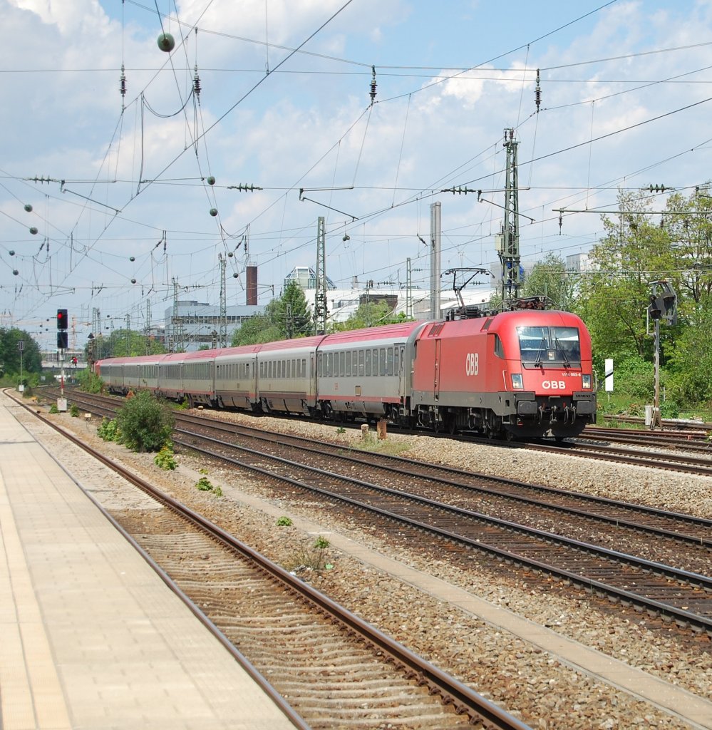 Der im Taurus-Sandwich gefahrene EC 113 ist nicht nur im Filstal ein Highlight sondern auch am Heimeranplatz in Mnchen. Am 25.5.2010 konnte ich den Zug mit seiner fhrenden 1116 092-6 auf dem Weg nach Klagenfurt am oben genannten Platz festhalten.