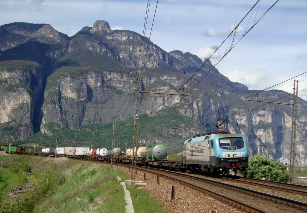 Der TEC 40537 von Ostrava/Paskow nach Verona Quadrante Europa bei der Kurve von San Michele all'Adige auf der Brennerbahn. Lokomotive Eu43-002RT.