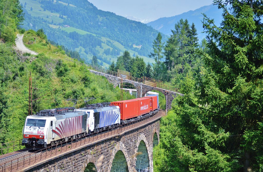 Der TEC 41853 mit RTC 189 904 & Lomo 189 914 schlngelt sich mit dem EKOL Klv auf dem Hundsdorfer Viadukt den Tauern hoch (13.07.2013)
