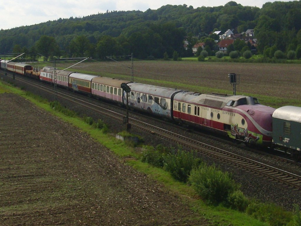 Der TEE (BR 601) ist am 14. August 2010 auf seiner berfhrungsfahrt von Leipzig nach Augsburg auf der Frankenwaldbahn bei Oberlangenstadt unterwegs.