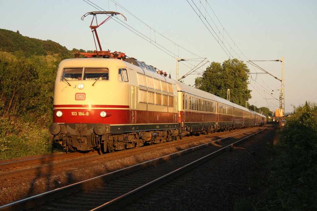 Der TEE mit der 103 184-8 am Abend des 02.06.2011 bei der Durchfahrt in Leutesdorf am Rhein.