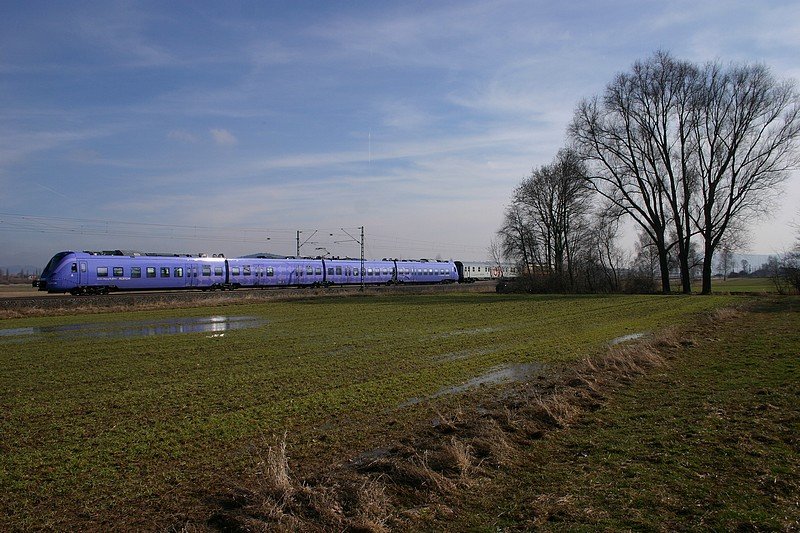 Der Testzug mit X61 wird von 103-222 (im Bild nicht sichtbar) nach Gunzenhausen geschoben.(bei Treuchtlingen,3.3.2010)