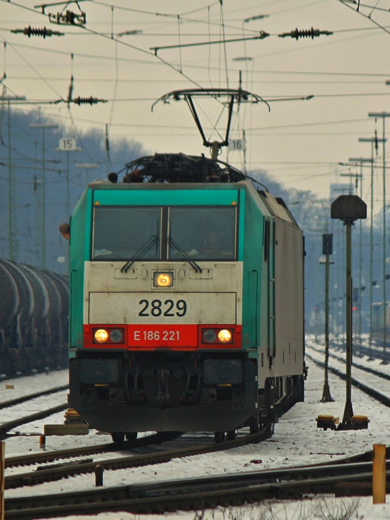 Der Tf der Cobra 186 221 (2829) wirft noch einen Kontrollblick nach hinten, als er am 12.02.2012 mit einem Gterzug am Haken Aachen West Richtung Belgien verlt.