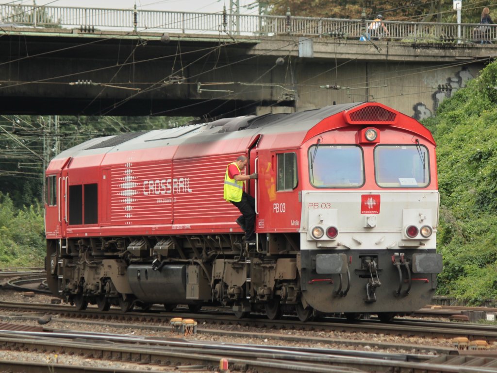 Der Tf der PB03 von Crossrail wechselt beim rangieren am 30.08.2011 in Aachen West den Fhrerstand. Die Classs66 hat einen Containerzug von Belgien nach hier gebracht und fhrt nun auf ein Abstellgleis um dort auf die nchste Fuhre nach Belgien zu warten.