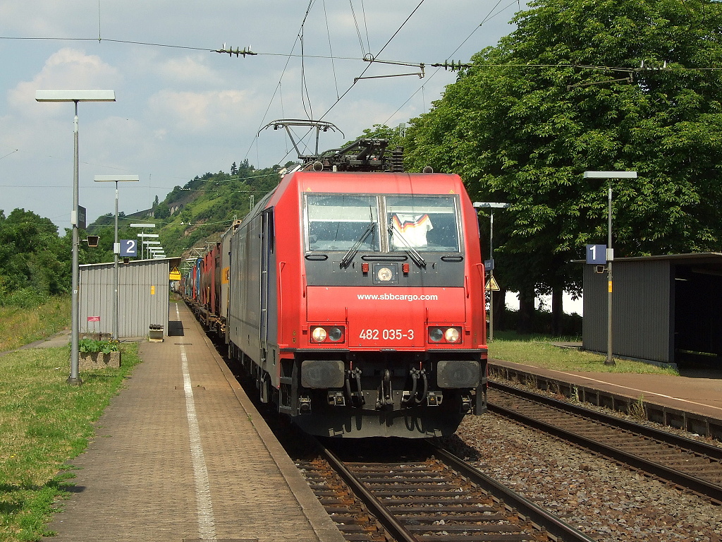 Der Tf scheint wohl Fuballfan zu sein.482 035-3 fhrt mit einem Gterzug durch den Bahnhof Vallendar/Rhein.26.6.2010
