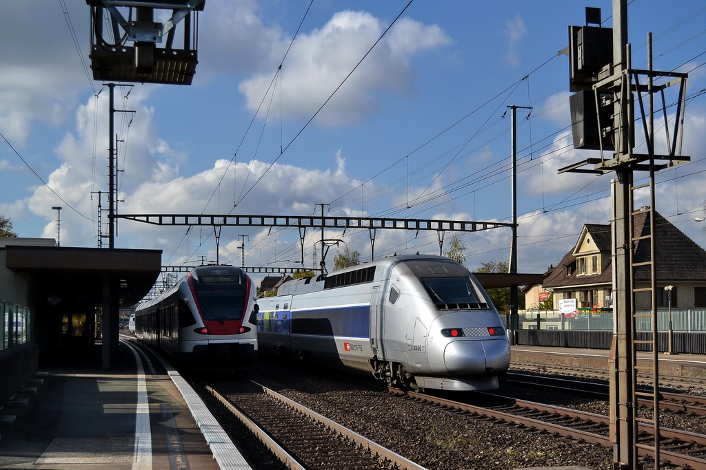 Der TGV 4406 passiert den Bhf. Rupperswil-Aargau und den Regionalzug nach Aargau. Manchmal hat der Regio mir schon ein Foto verdorben, als er los fuhr und den TGV verdeckte. Deshalb habe ich mir diesen Standort ausgesucht, am Anfang des Bahnhofs. 26.10.2011
