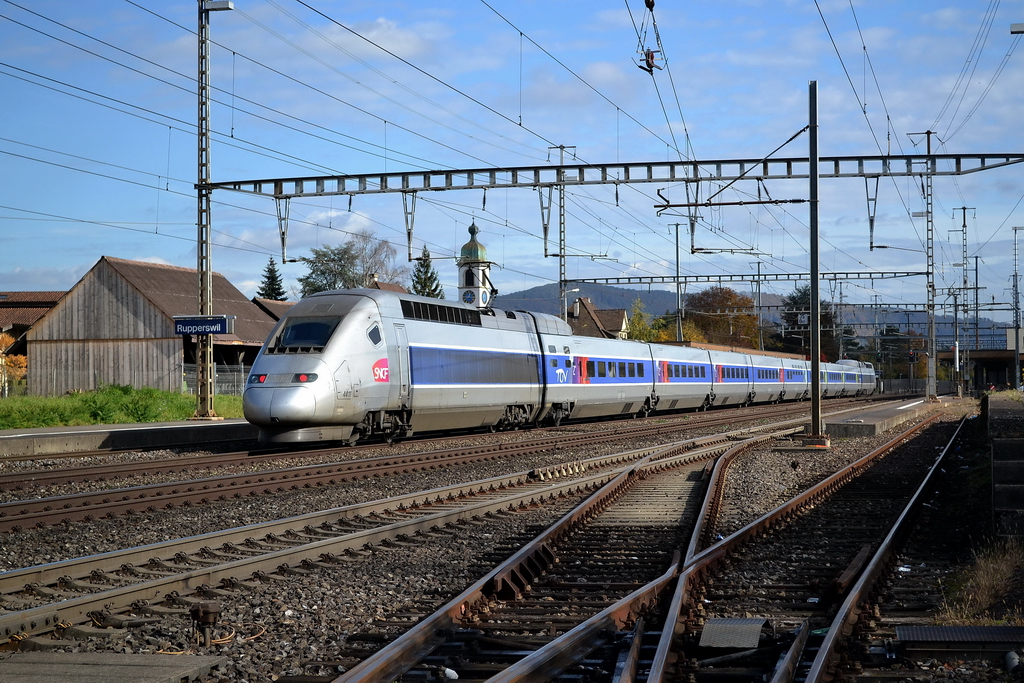 Der TGV 4411 hat es nicht mehr weit bis nach Zrich. Von Basel kommend fhrt er ohne Halt durch in gut einer Stunde. Bhf. Rupperswil-Aargau am 26.10.2011.