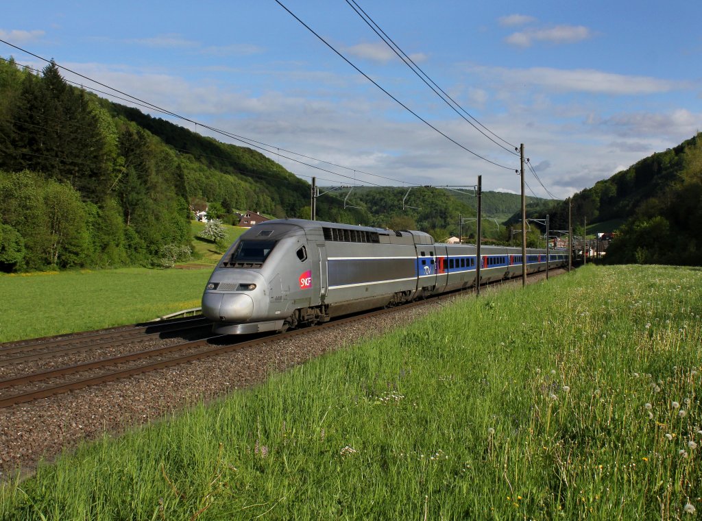 Der TGV 4414 nach Paris am 10.05.2013 unterwegs bei Tecknau.