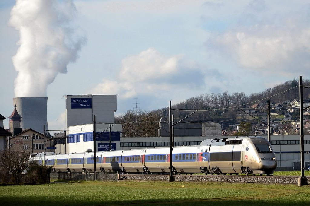 Der TGV 4416 zwischen Olten und Aarau in Richtung Zrich. Links im Hintergrund der Khlturm vom KKW Niedergsgen. 15.1.2011