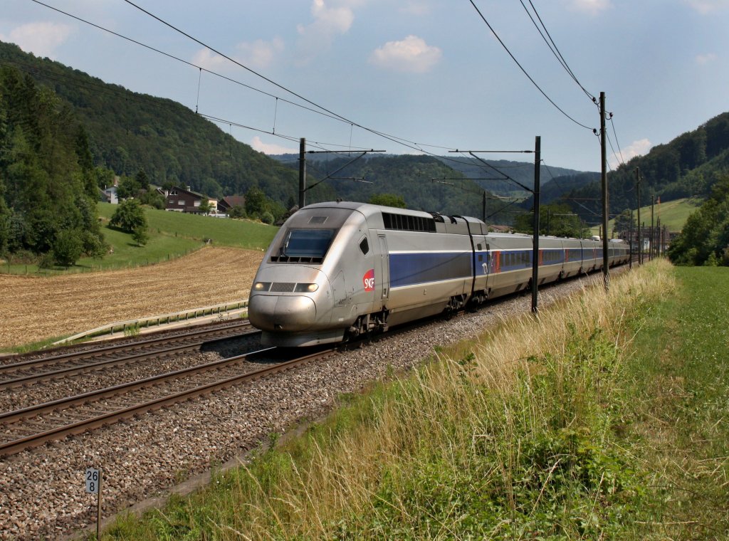 Der TGV 4417 nach Paris am 28.06.2011 unterwegs bei Tecknau.