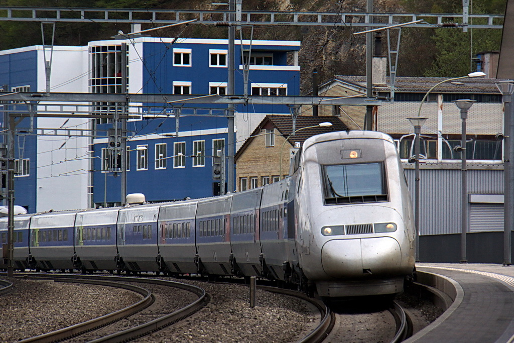 Der TGV 4418 saust durch den Bhf. Lausen-Baselbiet und ist in wenigen Minuten in Basel SBB, dem ersten Halt auf der Fahrt nach Paris. 21.4.2012