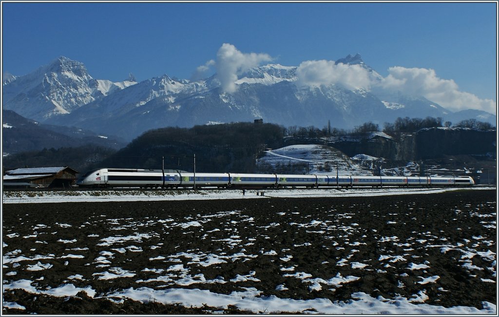 Der TGV 9278 auf der Fahrt ins weit entfernte Lille,wird in Krze nur noch in Aigle anhalten. Danach fhrt er ohne fahrplanmssigen Halt bis Lille-Europe.
(16.02.2013) 