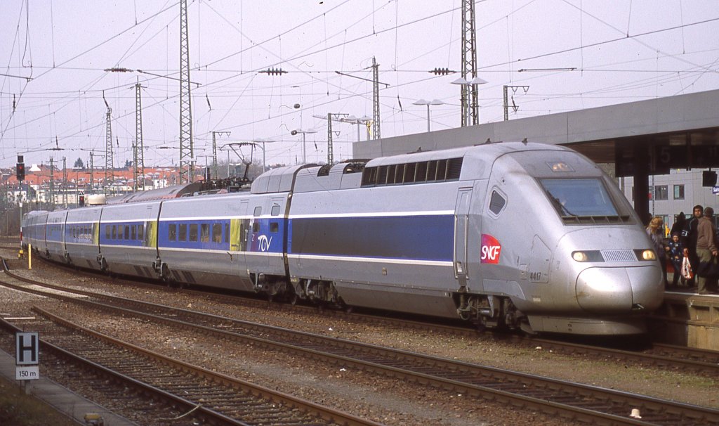 Der TGV 9553 am 12.03.2011 um 10:55 Uhr bei der Einfahrt in Saarbr�cken HBF. Scan vom Dia - Nikon F75. 