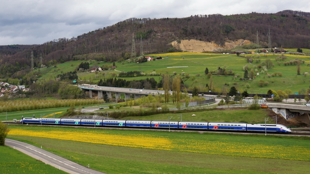 Der TGV Duplex 4705 inmitten der lieblichen Landschaft bei Sissach am 21.4.2012.
