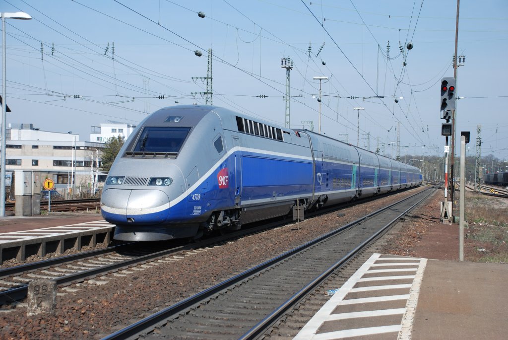 Der TGV-Duplex 4709 der die neue Verbindung zwischen Frankfurt (Main) und Marseille herstellt. Hier bei der Durchfahrt im Bahnhof Rastatt am 28.03.2012.