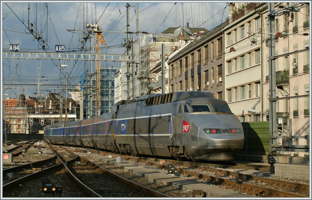 Der TGV "Lyria" 6564 verlässt am 21. Juni 2010 pünktlich um 7.17 Genève