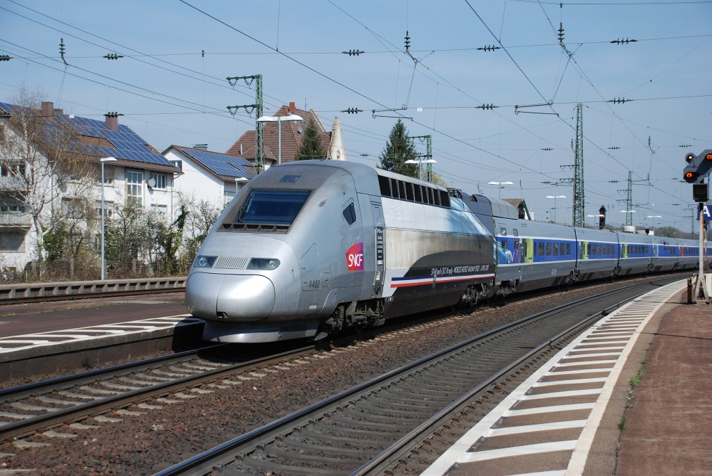Der TGV-POS 4402 (Record-Triebfahrzeuge) auf dem Weg nach Paris-Est am 28.03.2012