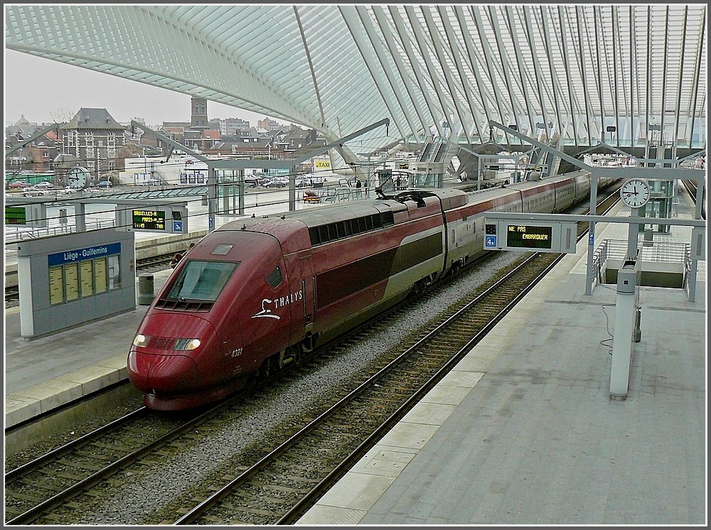 Der Thalys 4321 fhrt in den Bahnhof Lige Guillemins ein. Er war der einzige Hochgeschwindigkeitszug, den wir am 16.01.10 in Lttich sahen. Wegen einer Computerpanne im Raum Aachen, fielen die anderen Verbindungen aus. (Hans) 