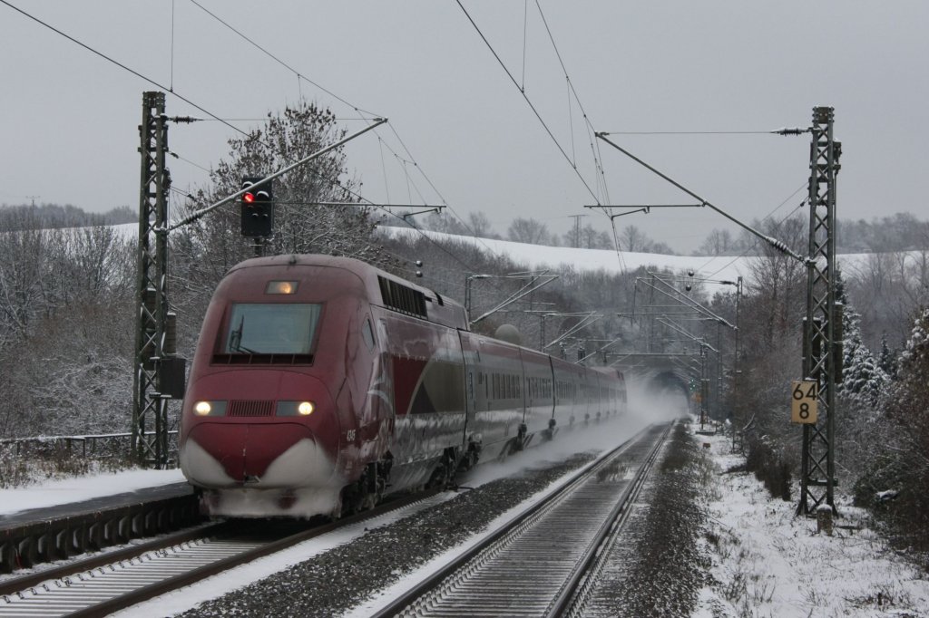 Der Thalys 4345 zog am 30.11.2010 eine Schneewolke durch den Eilendorfer Hp.
