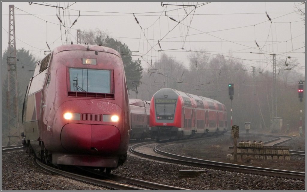 Der Thalys begegnet den RE 1 bei der Durchfahrt in Eschweiler (Kr.Aachen).
Momentaufnahme vom 06.04.2013.