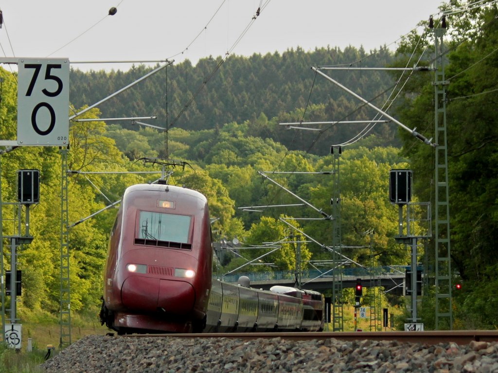 Der Thalys beschleunigt am 08.05.2011 hinter dem Buschtunnel in Aachen auf dem Weg nach Lttich.